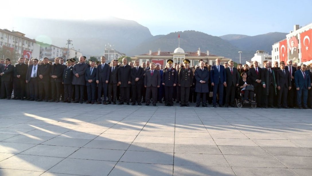 10 Kasım Atatürk'ü Anma ve Çelenk Sunma Töreni