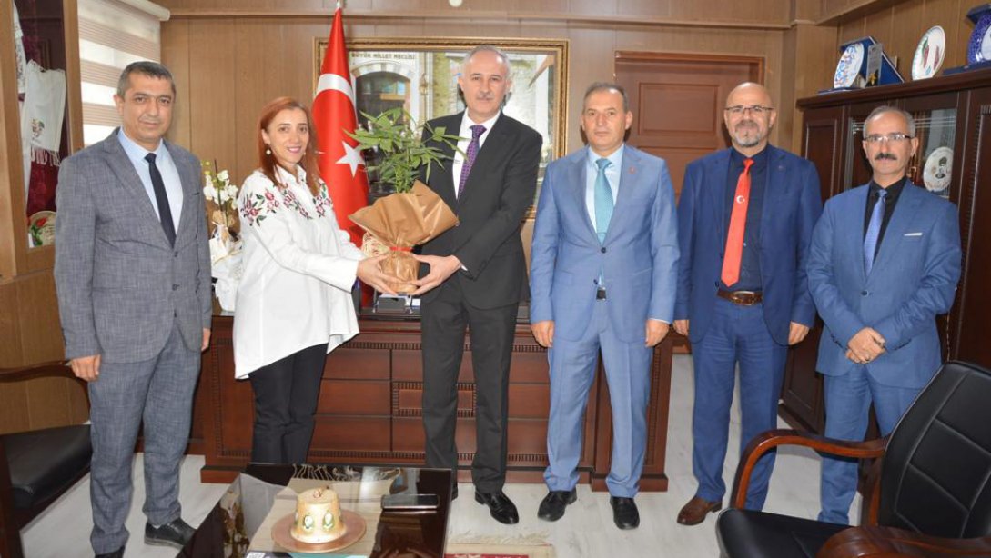 Müdürümüz Yıldıray DEMİRTAŞ İl Müdürümüz Sayın Mustafa Dikici'yi Makamında Ziyaret Ederek Öğretmenler Gününü Kutladı