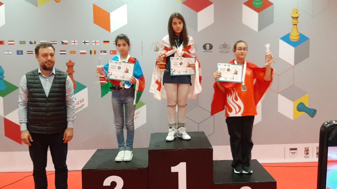 Öğrencimiz Zeynep Acar Avrupa Okullar Satranç Şampiyonasında Avrupa Üçüncüsü